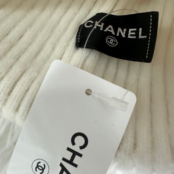 CHANEL LOGO Beanie in White Cashmere - Picture 2 of 5